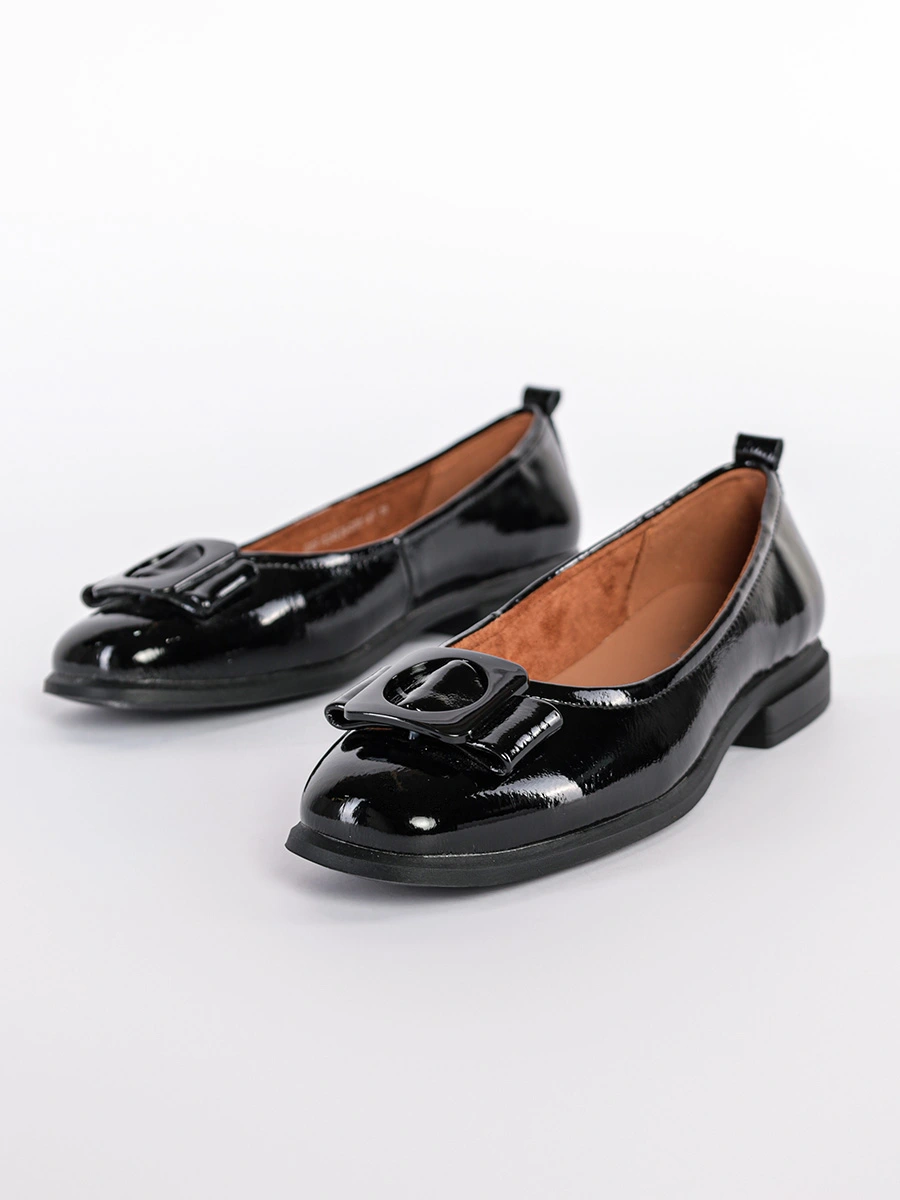 Балетки лакированные черного цвета на венском каблуке